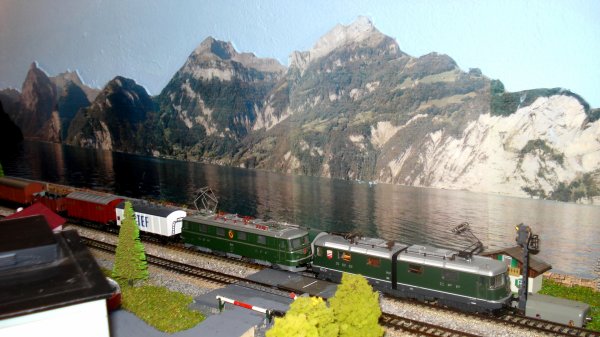 Les locomotives Ae 6/6 11414 (3050) de Mrklin