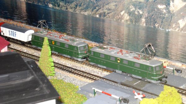 Les locomotives Ae 6/6 11414 (3050) de Mrklin
