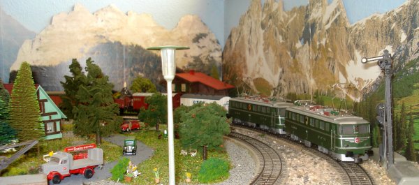 Les locomotives Ae 6/6 11414 (3050) de Mrklin