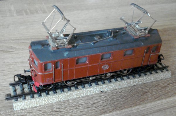 Vente de locomotives HO, systme alternatif trois rails, technologie lectromcanique