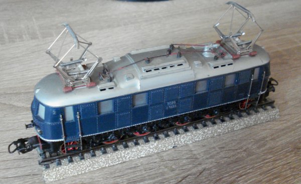 Vente de locomotives HO, systme alternatif trois rails, technologie lectromcanique
