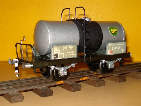 Une nouvelle mthode pour l’application de la bande noire centrale sur les bondes des wagons-citernes BUCO  deux essieux et ralisation de wagons arborant de nouvelles raisons sociales