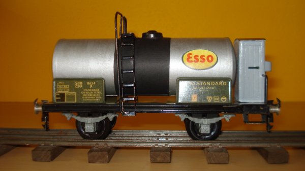 Une nouvelle mthode pour l’application de la bande noire centrale sur les bondes des wagons-citernes BUCO  deux essieux et ralisation de wagons arborant de nouvelles raisons sociales