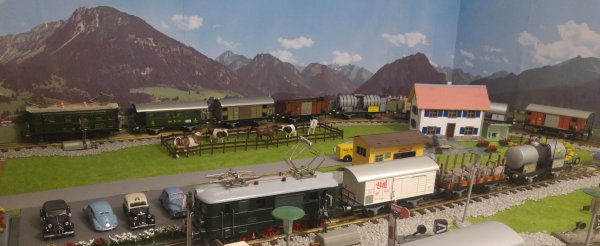 Enfin un wagon plat M6 BUCO de couleur grise  et un nouveau wagon-citerne: