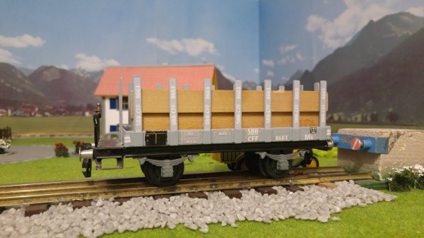Enfin un wagon plat M6 BUCO de couleur grise  et un nouveau wagon-citerne: