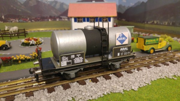 Enfin un wagon plat M6 BUCO de couleur grise  et un nouveau wagon-citerne: