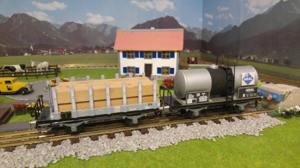 Enfin un wagon plat M6 BUCO de couleur grise  et un nouveau wagon-citerne: