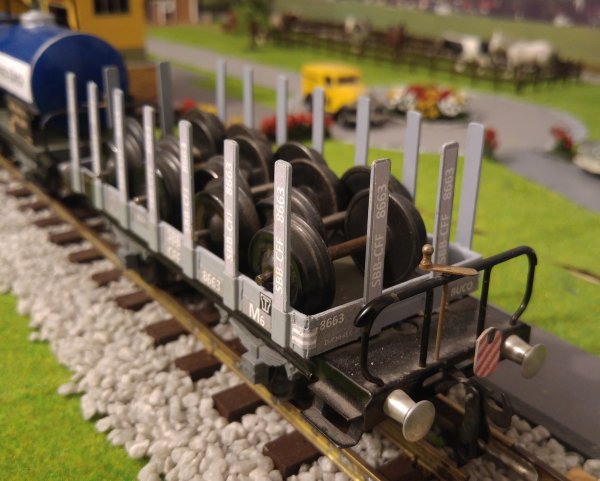 Signaux de queue “de jour” pour trains “Tin-Plate 0”: