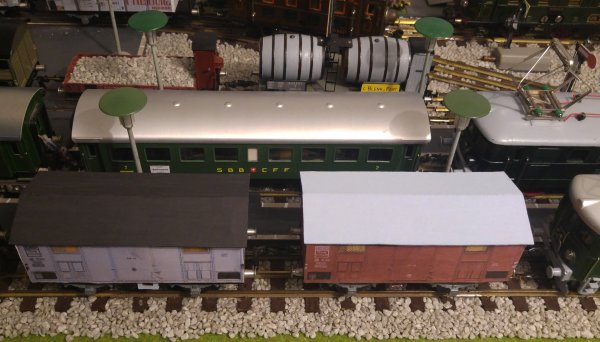 Nouvelle construction d’un wagon couvert FS rouge-brun, puis d’un deuxime wagon couvert FS gris