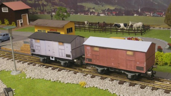 Nouvelle construction d’un wagon couvert FS rouge-brun, puis d’un deuxime wagon couvert FS gris