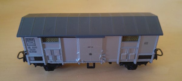 Nouvelle construction d’un wagon couvert FS rouge-brun, puis d’un deuxime wagon couvert FS gris
