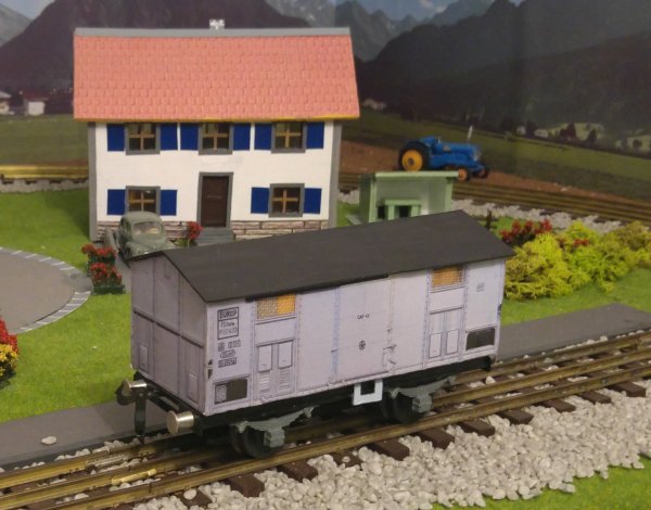 Nouvelle construction d’un wagon couvert FS rouge-brun, puis d’un deuxime wagon couvert FS gris