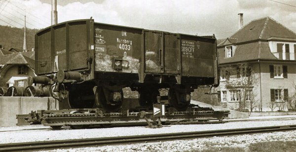 Construction de trois trs anciens wagons tombereaux, soit: CFF du type L5, DRG/DB du type “Schwerin” et FS du type “Ltm”