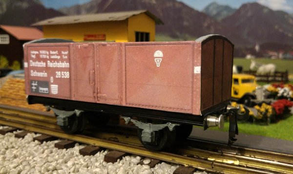 Construction de trois trs anciens wagons tombereaux, soit: CFF du type L5, DRG/DB du type “Schwerin” et FS du type “Ltm”