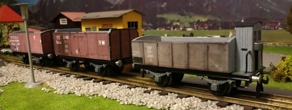 Construction de trois trs anciens wagons tombereaux, soit: CFF du type L5, DRG/DB du type “Schwerin” et FS du type “Ltm”