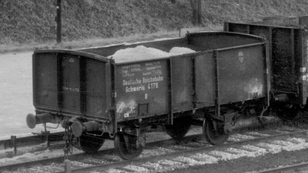 Construction de trois trs anciens wagons tombereaux, soit: CFF du type L5, DRG/DB du type “Schwerin” et FS du type “Ltm”