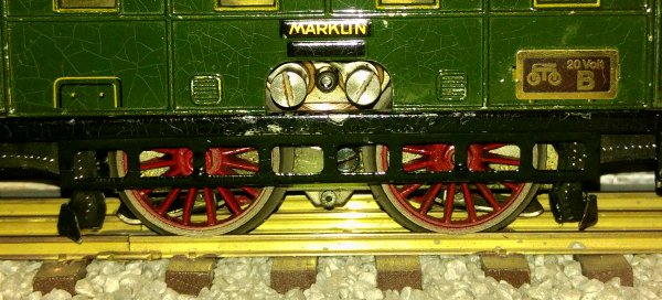 Adjonction d’une paire de chasse-corps sur ma locomotive MAERKLIN du type RS 66/12910