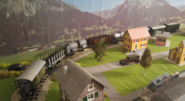 Revisite du clbre et unique wagon CFF bi-foudres encore conserv et reconstitution du train historique marchandises/voyageurs de l'ancienne "Association 10264", sise dans la Rotonde du Dpt de St-Maurice!
