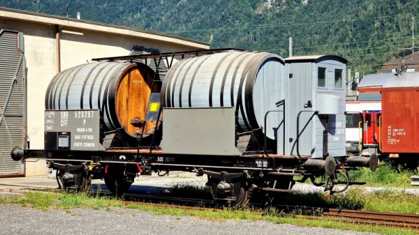 Revisite du clbre et unique wagon CFF bi-foudres encore conserv et reconstitution du train historique marchandises/voyageurs de l'ancienne "Association 10264", sise dans la Rotonde du Dpt de St-Maurice!