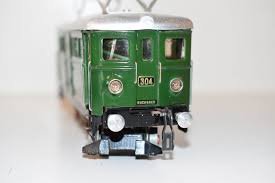 Mme dans leur aspect d’origine simplifi, les locomotives BUCO 304 et 314 “Tinplate 0” s’inspirent nettement de leur grande soeur Ae 4/6 des CFF