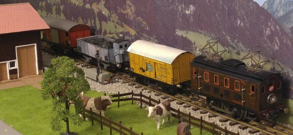 Pose de signaux de queue “de jour” sur mes trois locomotives MAERKLIN “Tinplate 0” des types RS 65/13050, RS 66/12910 et RS 66/12920 - Pose d'un signal d'autorisation de marche sur la locomotive RS 65/13050