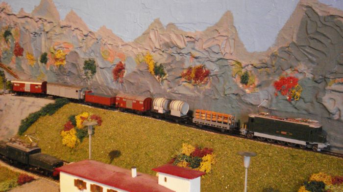 Le train marchandises de l'Association 10264, avec Ae 4/7